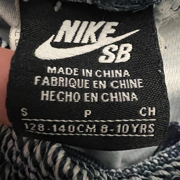 Nike SB shorts boys size small, navy blue and white stripes - Picture 4 of 5